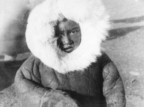 Ein Kind in einem sowjetischen Wintermantel mit Fell.
